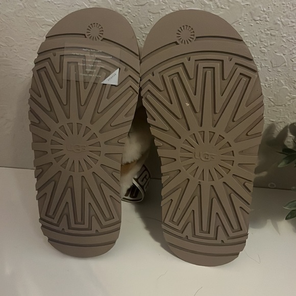Ugg - Picture 4 of 4